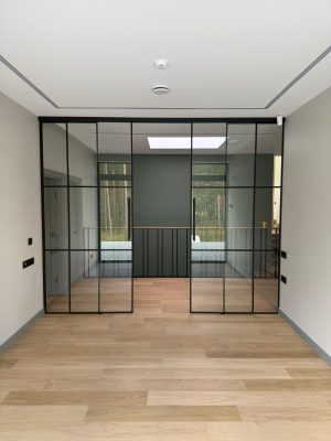 Stikla bīdāmā starpsiena modernam birojam